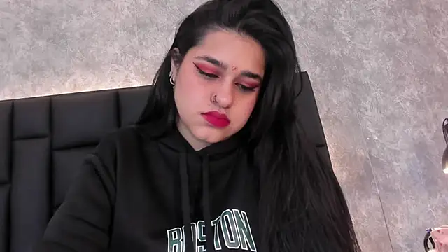 crystaldarliing online show from November 10, 2025, 3:33 pm