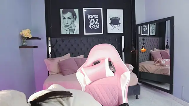 kitty collins  online show from November 12, 2025, 12:05 pm