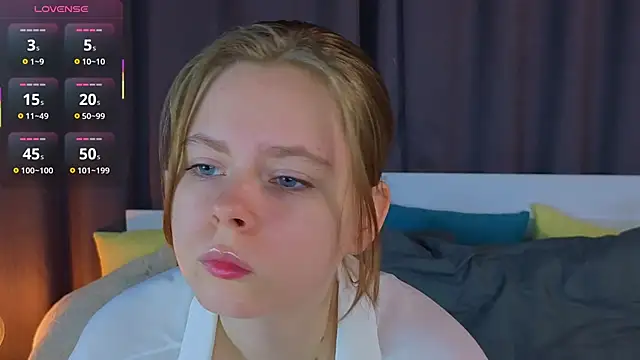 JulietteRain online show from November 3, 2025, 5:14 pm