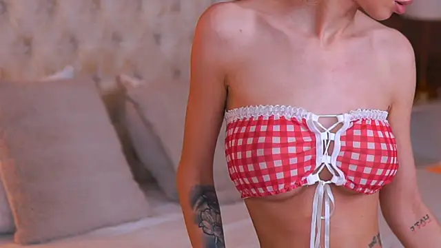 Snapshot of EllieRedd chatting on November 15, 2025, 10:01 am EllieRedd online show from November 15, 2025, 10:01 am