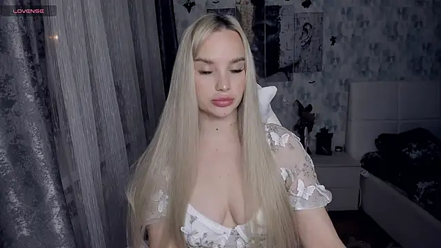 KiraKrox online show from December 15, 2025, 8:24 pm