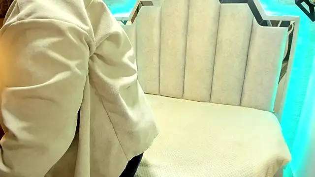  Emily rosee  online show from September 27, 2025, 12:21 pm