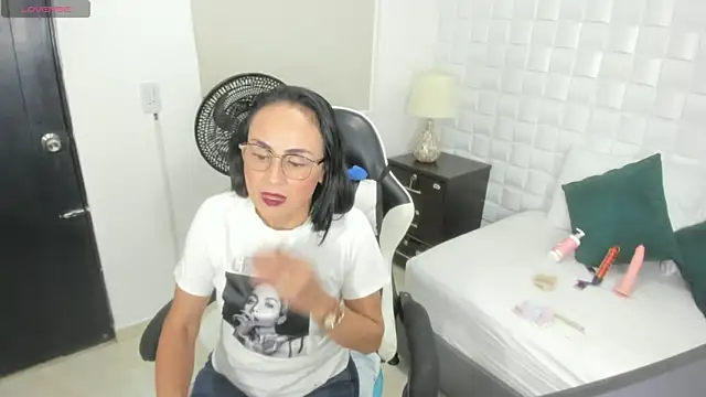 yulitza1025 online show from February 10, 2026, 12:09 pm