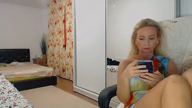 Snapshot of merlyn4 chatting on January 9, 2025, 3:55 pm merlyn4 online show from January 9, 2025, 3:55 pm