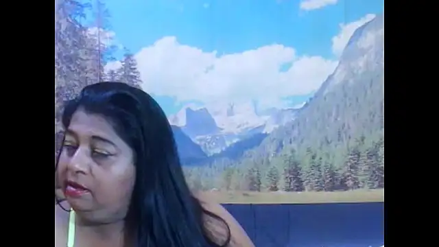 Snapshot of indianhoney694u chatting on April 10, 2026, 7:24 am indianhoney694u online show from April 10, 2026, 7:24 am
