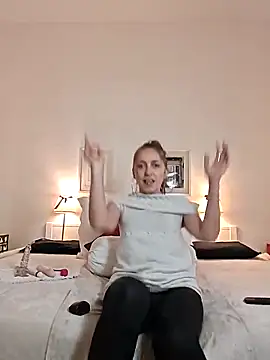 Snapshot of DaisyDea chatting on February 3, 2026, 3:06 pm DaisyDea online show from February 3, 2026, 3:06 pm