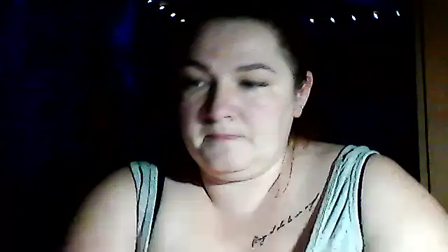 Snapshot of AngelQSky chatting on December 2, 2025, 4:35 pm AngelQSky online show from December 2, 2025, 4:35 pm