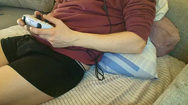 Snapshot of Breezydicksn chatting on December 4, 2025, 9:34 pm Breezydicksn online show from December 4, 2025, 9:34 pm