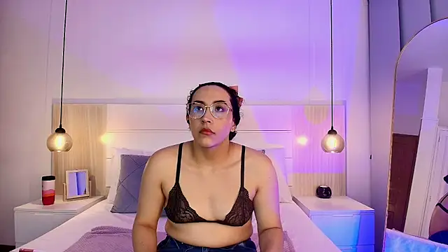 Snapshot of alehia_cute chatting on October 9, 2025, 10:19 pm alehia cute online show from October 9, 2025, 10:19 pm