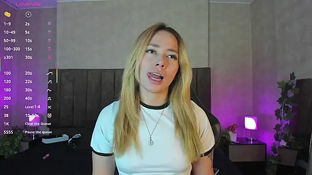 LanaMills  online show from December 1, 2025, 3:55 am