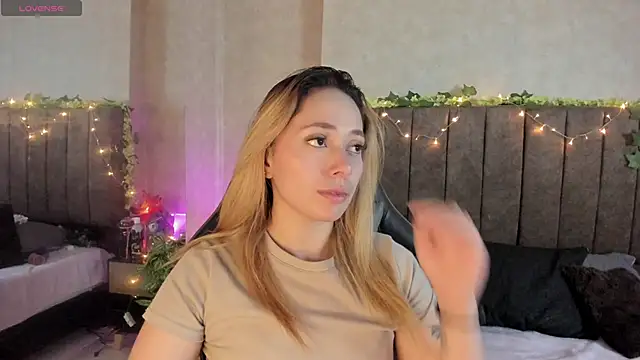 LanaMills  online show from February 5, 2026, 4:50 am