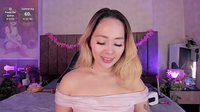 LanaMills  online show from May 21, 2026, 2:40 am