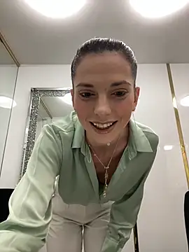 EllyLynn online show from April 4, 2026, 5:21 pm