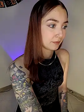 Snapshot of Isis-Blaze chatting on October 14, 2025, 8:31 pm Isis-Blaze online show from October 14, 2025, 8:31 pm