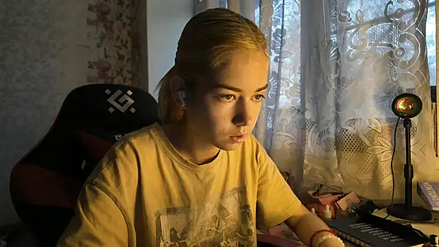 Snapshot of Witching_Moon chatting on October 31, 2025, 7:31 am Witching Moon online show from October 31, 2025, 7:31 am