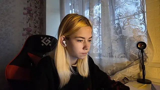 Snapshot of Witching_Moon chatting on November 11, 2025, 7:52 am Witching Moon online show from November 11, 2025, 7:52 am