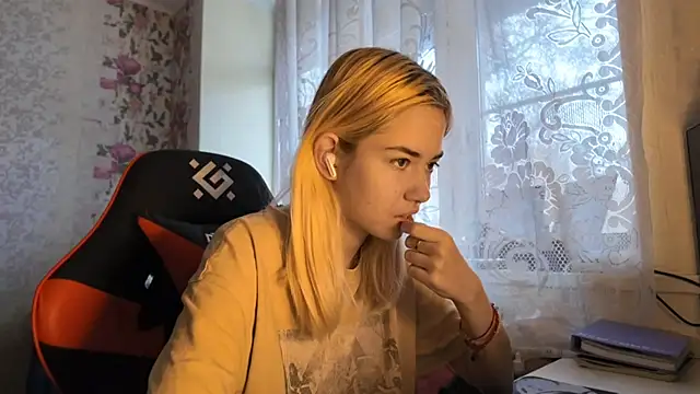 Snapshot of Witching_Moon chatting on November 13, 2025, 7:40 am Witching Moon online show from November 13, 2025, 7:40 am