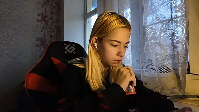 Snapshot of Witching_Moon chatting on November 18, 2025, 7:35 am Witching Moon online show from November 18, 2025, 7:35 am