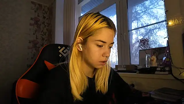 Snapshot of Witching_Moon chatting on December 15, 2025, 5:55 am Witching Moon online show from December 15, 2025, 5:55 am