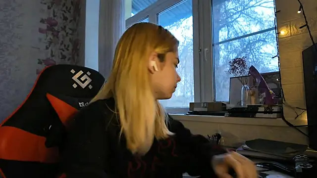 Snapshot of Witching_Moon chatting on December 16, 2025, 6:51 am Witching Moon online show from December 16, 2025, 6:51 am