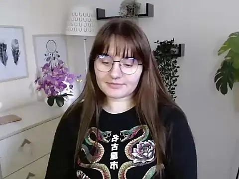 Julie Diamond online show from October 22, 2025, 12:27 pm