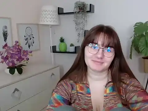 Julie Diamond online show from November 28, 2025, 1:47 pm