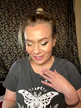 Snapshot of emmasweett11 chatting on December 19, 2025, 12:34 pm emmasweett11 online show from December 19, 2025, 12:34 pm