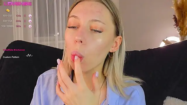 NyxaThorn online show from October 28, 2025, 2:42 pm