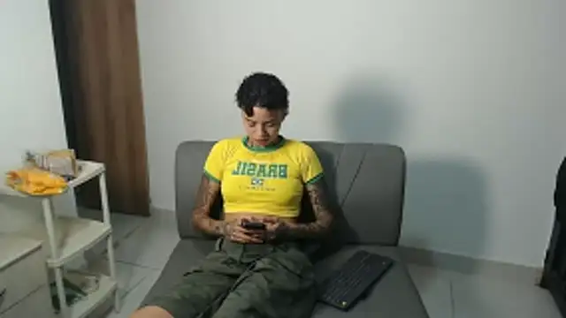 Snapshot of ParisAndVi chatting on November 28, 2025, 2:14 am ParisAndVi online show from November 28, 2025, 2:14 am