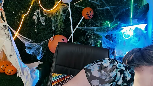 Snapshot of SladaDell chatting on October 17, 2025, 5:10 am SladaDell online show from October 17, 2025, 5:10 am