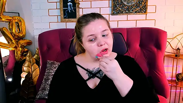 Snapshot of SladaDell chatting on December 4, 2025, 9:18 am SladaDell online show from December 4, 2025, 9:18 am