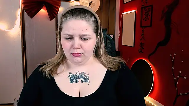 Snapshot of SladaDell chatting on December 15, 2025, 9:13 am SladaDell online show from December 15, 2025, 9:13 am