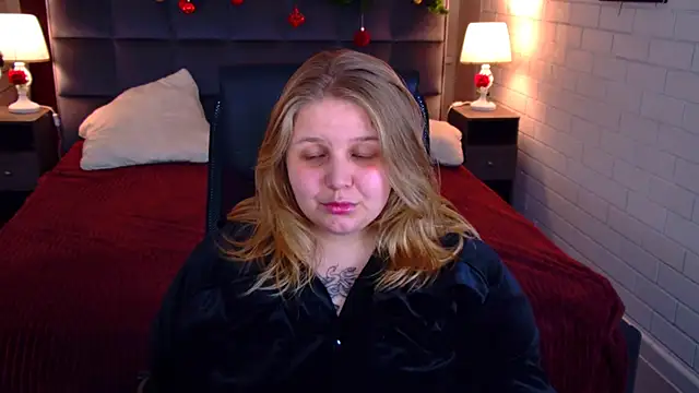 Snapshot of SladaDell chatting on December 18, 2025, 1:17 pm SladaDell online show from December 18, 2025, 1:17 pm