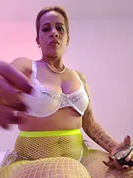 Snapshot of Alisson_Milf chatting on February 25, 2026, 4:11 am Alisson Milf online show from February 25, 2026, 4:11 am