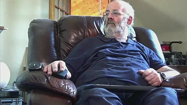 Snapshot of janzer13 chatting on November 19, 2025, 2:06 pm janzer13 online show from November 19, 2025, 2:06 pm