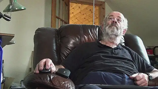 Snapshot of janzer13 chatting on November 26, 2025, 2:51 pm janzer13 online show from November 26, 2025, 2:51 pm