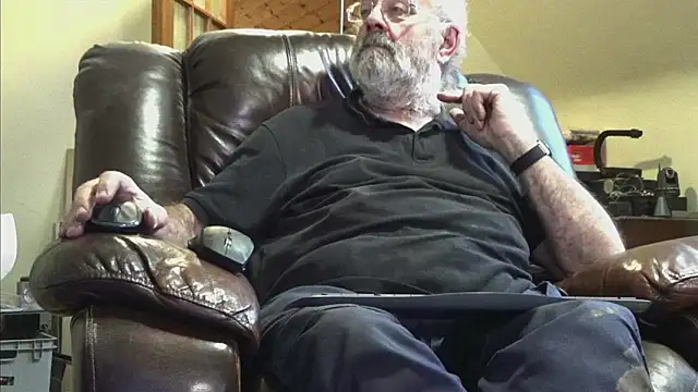 Snapshot of janzer13 chatting on December 3, 2025, 3:21 pm janzer13 online show from December 3, 2025, 3:21 pm