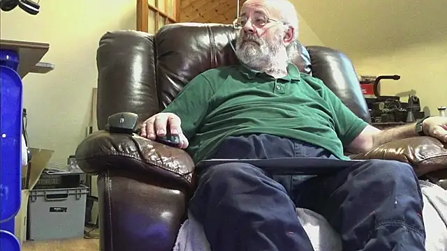 Snapshot of janzer13 chatting on December 14, 2025, 2:00 pm janzer13 online show from December 14, 2025, 2:00 pm