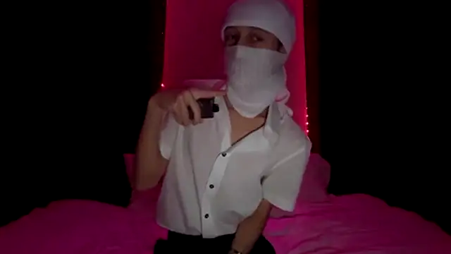 Snapshot of holydirt_luxeno1 chatting on December 18, 2025, 2:12 pm holydirt luxeno1 online show from December 18, 2025, 2:12 pm