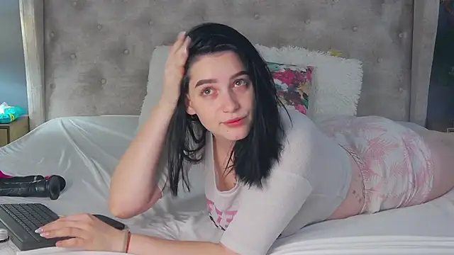 Snapshot of Leah_Brooks chatting on December 19, 2025, 5:14 am Leah Brooks online show from December 19, 2025, 5:14 am