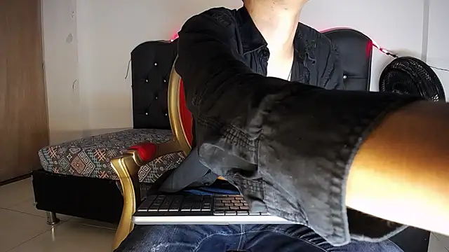 Charlie Cock  online show from November 2, 2025, 4:04 am