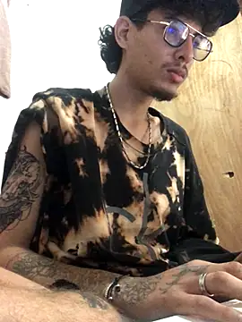 bastiandoyt99 online show from October 11, 2025, 4:33 am