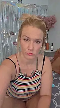 Snapshot of RhondaRump chatting on July 18, 2026, 3:27 pm RhondaRump online show from July 18, 2026, 3:27 pm