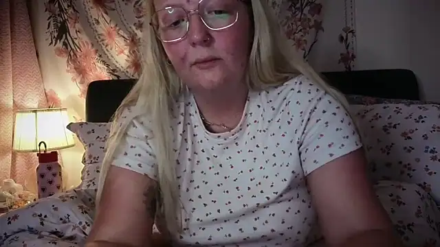 Daisyxoxo  online show from May 18, 2026, 8:58 pm