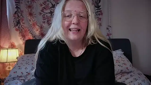 Daisyxoxo  online show from May 19, 2026, 8:42 am