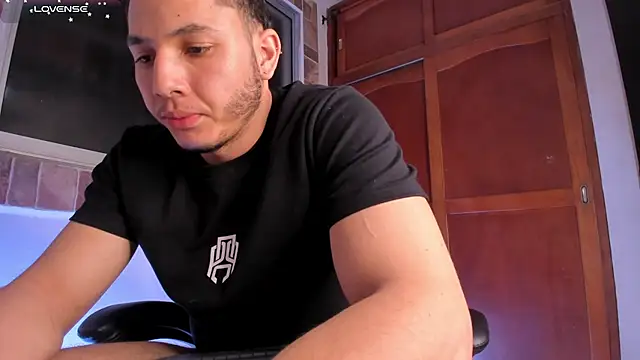 Snapshot of max_valiant1 chatting on January 6, 2026, 7:12 am max valiant1 online show from January 6, 2026, 7:12 am