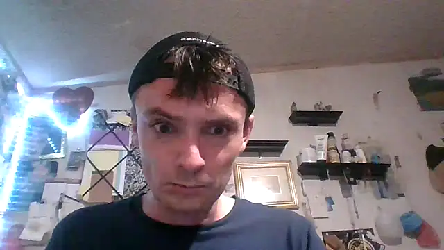 Snapshot of RichardW chatting on December 15, 2025, 9:08 pm RichardW online show from December 15, 2025, 9:08 pm