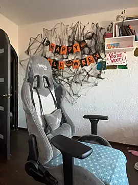 MikssMolly online show from December 1, 2025, 4:06 am