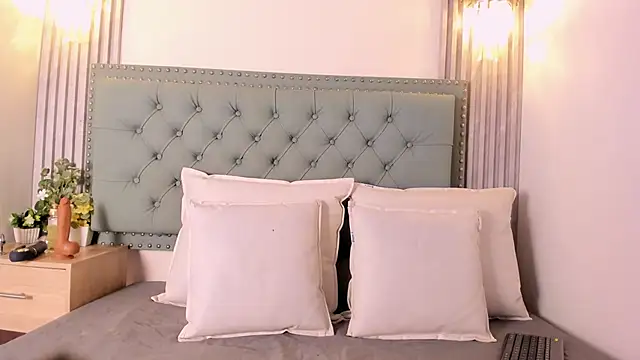 ValeriaJulio  online show from October 21, 2025, 6:08 pm