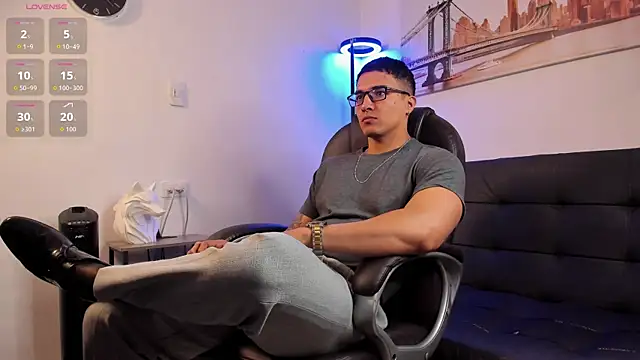 Snapshot of Dash_Bukoski chatting on December 22, 2025, 1:30 pm Dash Bukoski online show from December 22, 2025, 1:30 pm